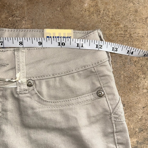 Blue Spice shorts - light tan stretch denim shorty length NWT - Picture 6 of 8